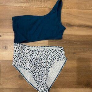 One piece, one shoulder swim suit